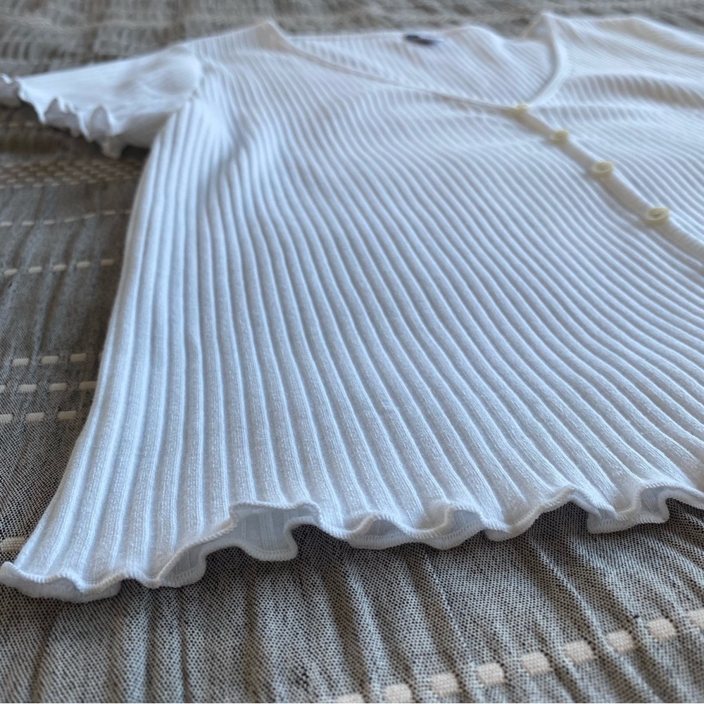 Old Navy Ribbed Button-Down Lettuce-Edge Top Calla Lilies White Small T shirt - Picture 7 of 11